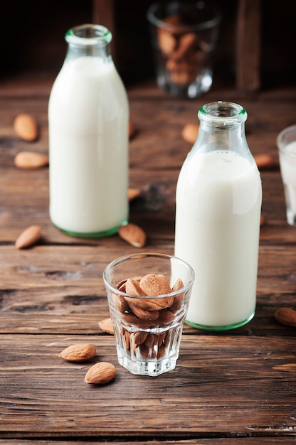 Latte di mandorle sano sul tavolo di legno