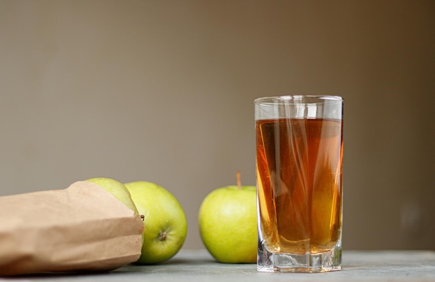 健康的なリンゴジュースの飲み物とリンゴの果実