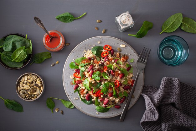 Sana insalata di fagioli e quinoa con spinaci, peperoncino