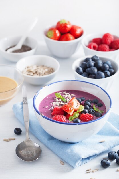 Ciotola di frullato di bacche sani con lampone mirtillo fragola e semi di chia