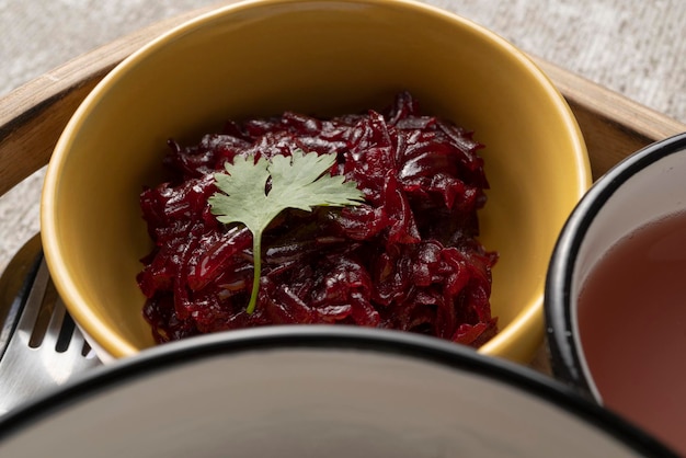 Foto insalata sana di barbabietole bollite con olio d'oliva