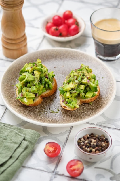 Фото Здоровый завтрак. бутерброды с авокадо и оливковым маслом на хлебе из цельнозерновых отрубей.