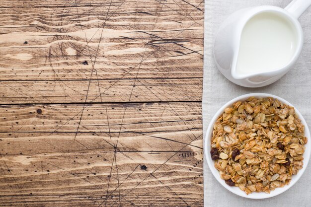 Foto muesli e latte cotti prima colazione sana