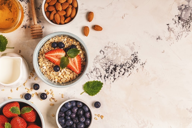 Здоровый завтрак - тарелка овсянки, ягод и фруктов
