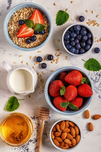 Prima colazione sana - una ciotola di farina d'avena, bacche e frutta