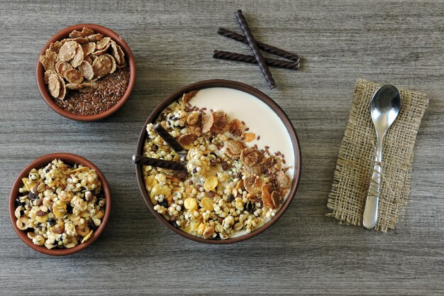 Muesli, 씨앗 및 초콜릿 스틱 건강 한 아침 식사 그릇. 인물과 아름다움을위한 아침 식사 샘플.