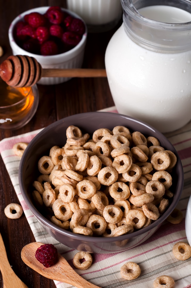 Photo healthy breakfast - cereal rings in a bowl with milk