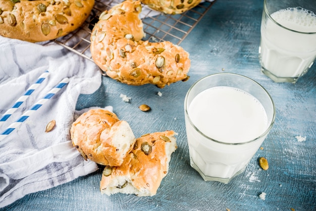 Concetto di colazione sana, bagel di cereali fatti in casa con un bicchiere di latte