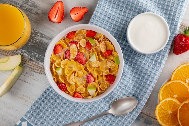 Photo healthy breakfast cornflakes and strawberries with milk