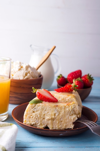 Casseruola di ricotta sana colazione con succo