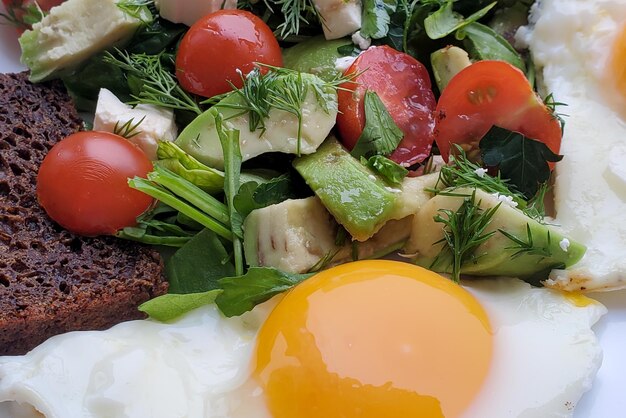 건강한 아침 식사 계란 채소 러드 체리 토마토 페타 접시에 있는 음식의 높은 각도 시각