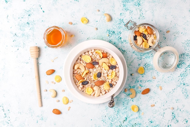 Photo healthy breakfast. fresh granola, muesli with nuts and frozen berries. top view. copy space.