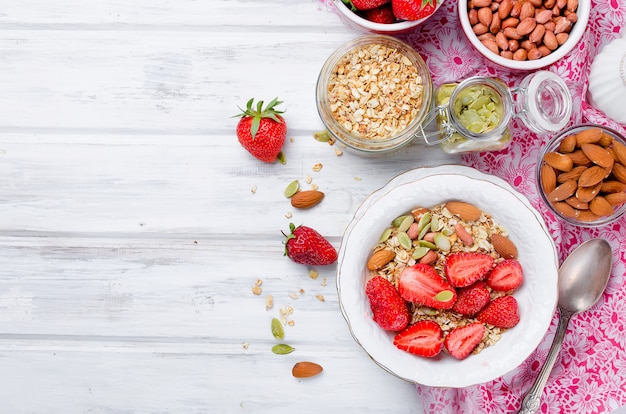 Prima colazione sana granola fatta in casa con fragole fresche