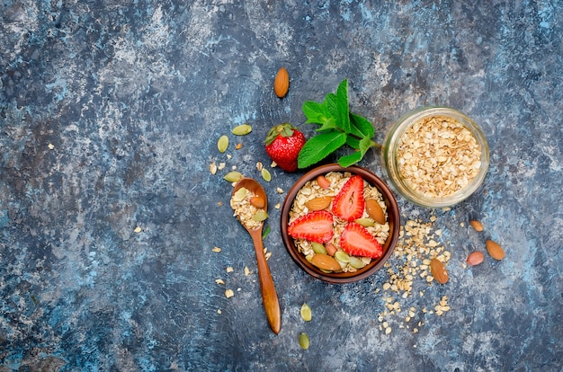 Prima colazione sana granola fatta in casa con fragole fresche