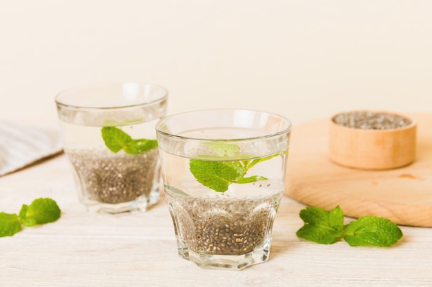 Sana colazione o mattina con semi di chia e menta sullo sfondo del tavolo dieta vegetariana e concetto di salute budino di chia con e menta