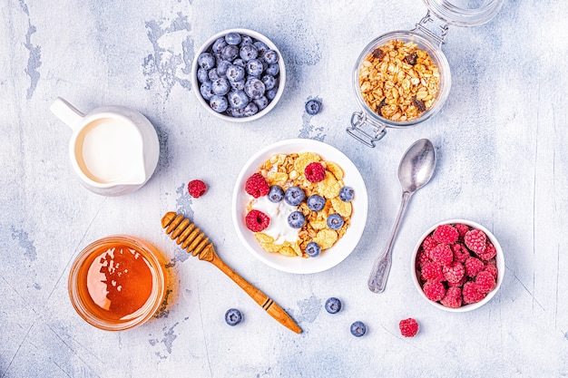 Colazione sana, muesli, cereali con frutta, vista dall'alto.