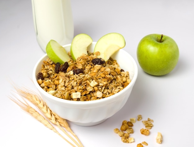 Foto sana colazione muesli con mela e latte.