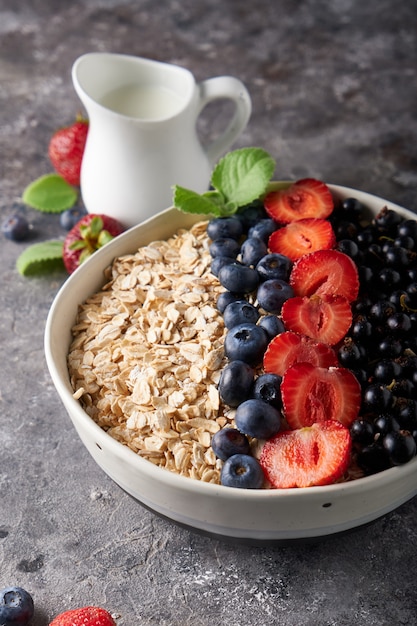 건강 한 아침 식사, 어두운 공간에 멍에 건포도, 블루 베리와 딸기와 muesli