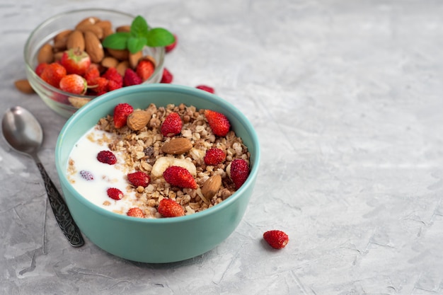 Sana colazione muesli con fragole e mandorle e copia spazio