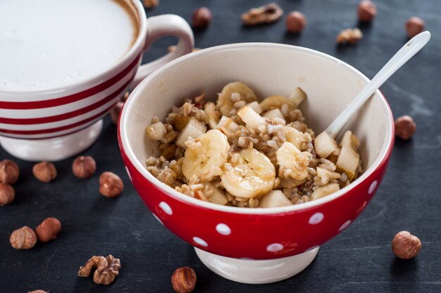 Foto sana colazione, farina d'avena, banana, pera, miele, semi di lino, semi di chia