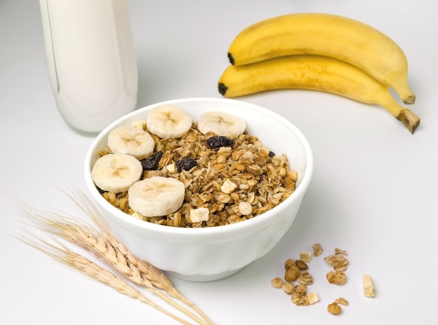 Foto farina d'avena sana colazione con banana e latte.