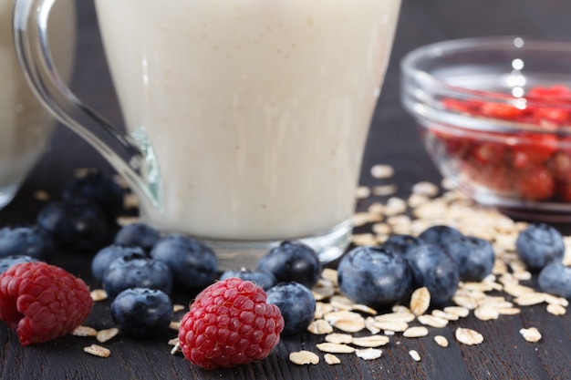 Colazione salutare: avena durante la notte con mirtilli freschi in un barattolo di vetro