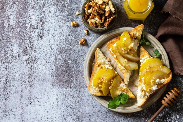 Antipasto sano per colazione o merenda toast alla griglia con pere caramellate e ricottavista dall'alto