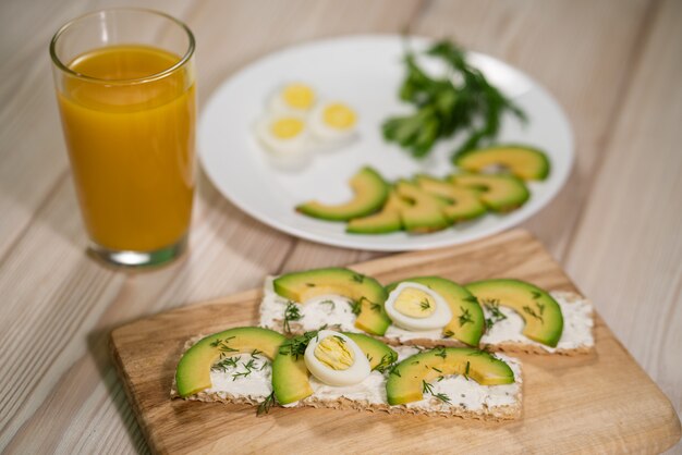 건강 한 아침 식사-아보카도와 계란 토스트