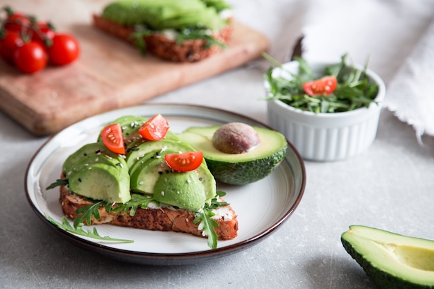 Colazione salutare con avocado e delizioso toast integrale. affettato di avocado su pane tostato con spezie. cucina messicana