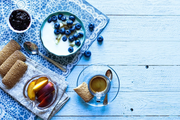 Здоровый завтрак с черникой и банановым йогуртом