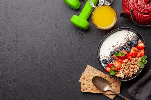 Photo healthy breakfast with bowl of granola yogurt and fresh berries