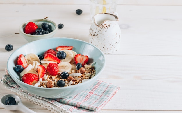 Foto sana colazione con muesli e frutta