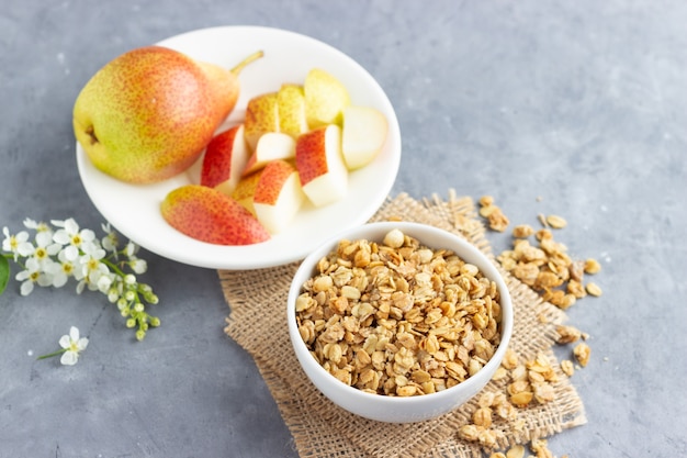 Prima colazione sana con muesli e pera.