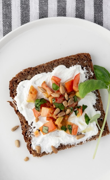 Photo healthy breakfast with toast and veggies