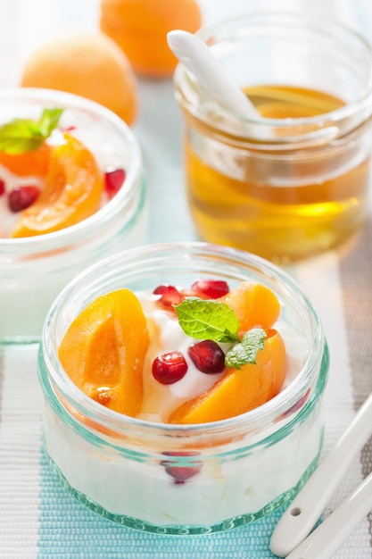 Photo healthy breakfast with yogurt apricot pomegranate honey