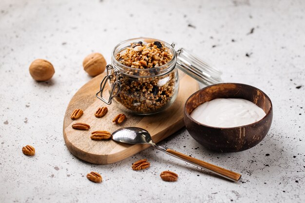 Sana colazione yogurt in una ciotola di legno con muesli