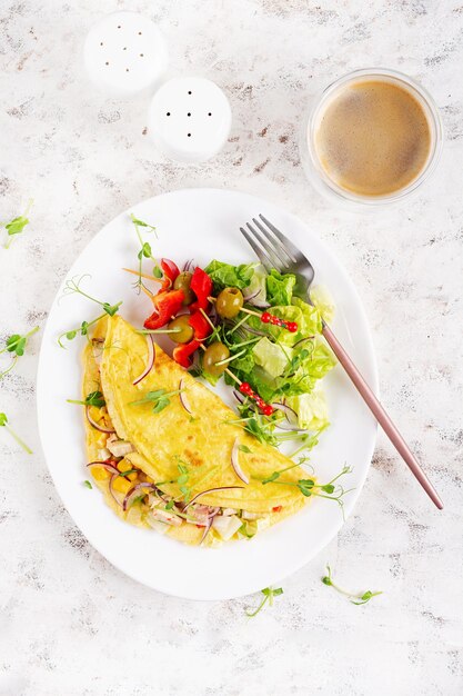 Фото Здоровый завтрак кесадилла с омлетом куриное филе кукуруза и свежий салат кето кетогенный обед верхний вид