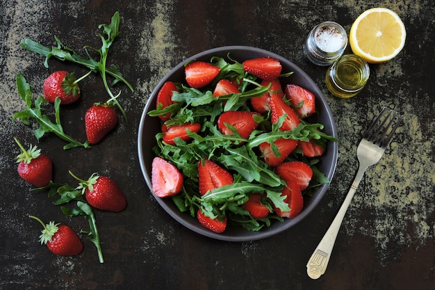 건강 한 밝은 arugula 샐러드 딸기. 비건 샐러드.