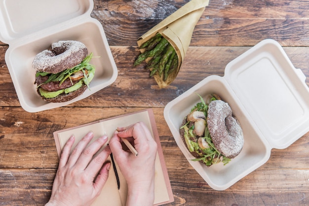 Healthy burger and zero waste packaging