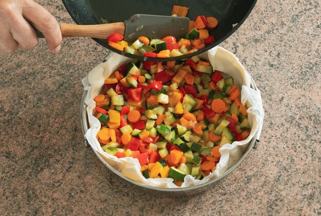 Torta sana di verdure. piccoli pezzi di verdure cotte e pronte per essere infornate nella sfoglia. colorato e delizioso