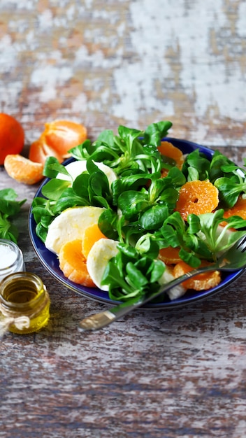 Insalata caprese sana con mandarino. stile italiano.