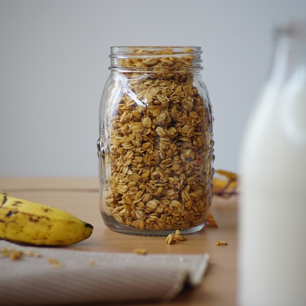Photo healthy cereal in jar served with milk
