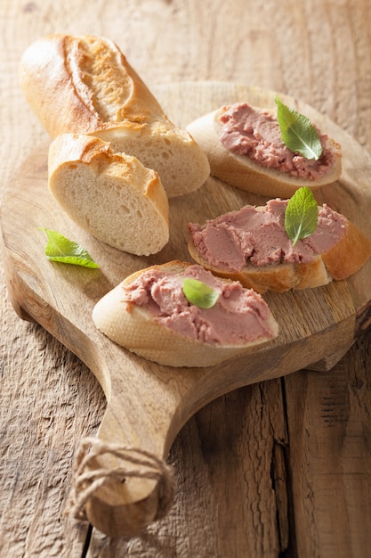 Foto patè sano del fegato di pollo con salvia su pane