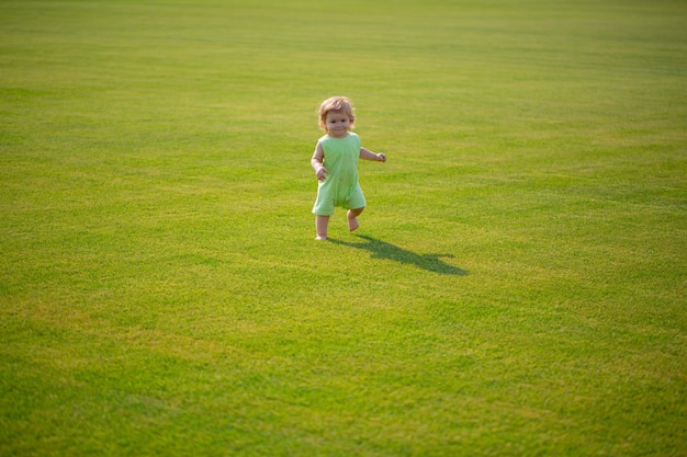 写真 明るい春の日に公園を歩く健康な子供の男の子の幼児