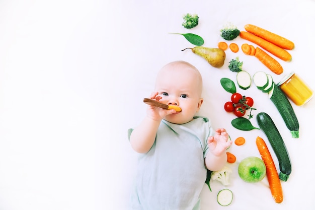 건강한 어린이 영양 식품 배경 아기 첫 번째 고형 수유