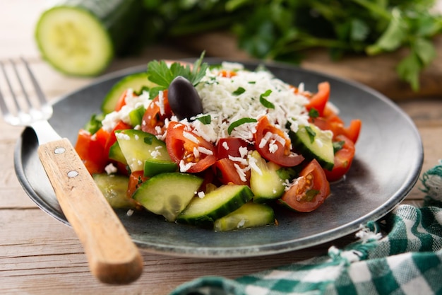 Foto insalata di cavolo cinese sana in piatto sulla tavola di legno