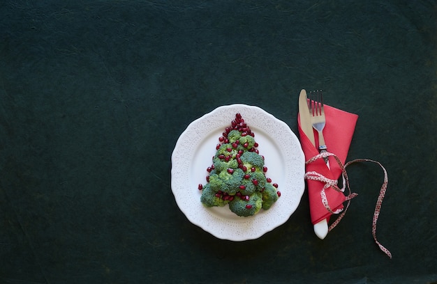 Фото Концепция здорового рождественского питания рождественская елка из брокколи и граната