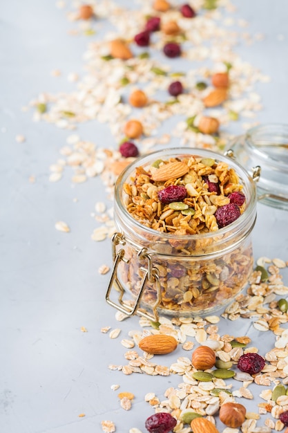 Foto mangiare sano e pulito, dieta e nutrizione, fitness, cibo equilibrato, concetto di colazione. muesli di muesli fatti in casa con ingredienti su un tavolo. copia lo sfondo dello spazio