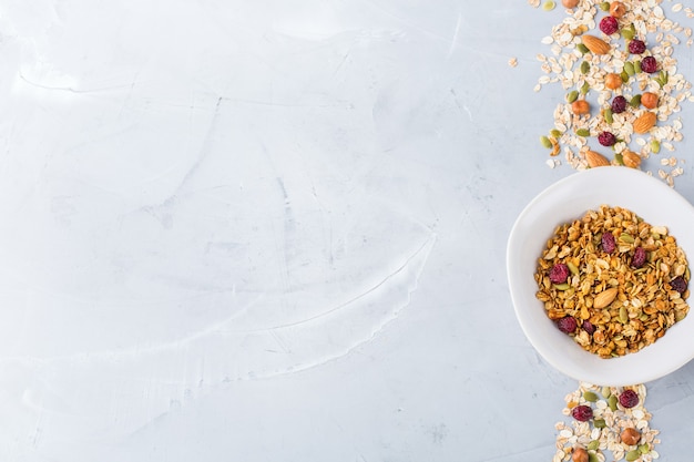 Foto mangiare sano e pulito, dieta e nutrizione, fitness, cibo equilibrato, concetto di colazione. muesli di muesli fatti in casa con ingredienti su un tavolo. vista dall'alto sullo sfondo dello spazio della copia piatta