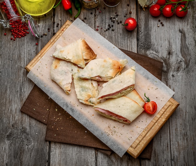 Panino sano della pita del panino di club con formaggio e prosciutto